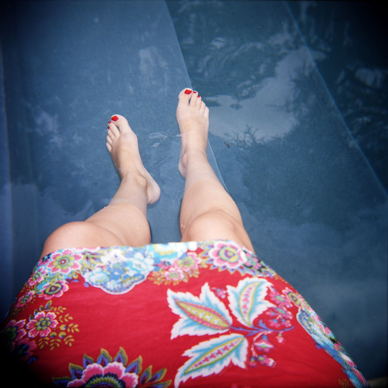 Self portrait in a black swimming-pool par Caroline Ablain Photographe à Rennes