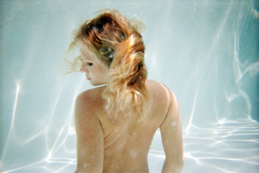 Portrait de Katharine Cooper, sous l'eau claire d'une piscine de Provence... par Caroline Ablain Photographe à Rennes