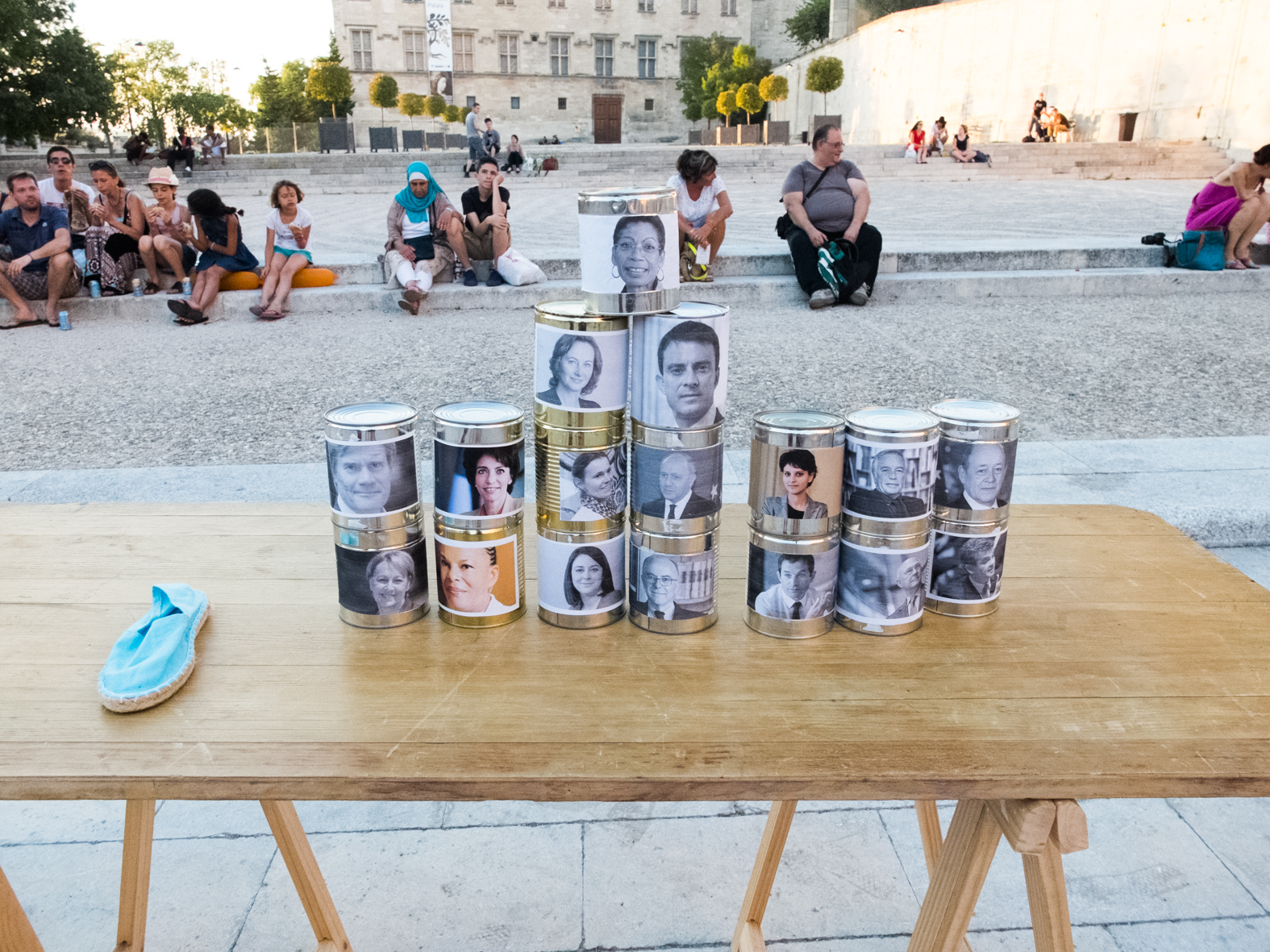 Chamboule-tout fait maison: les photos des membres du gouvernement sur des boîtes de conserve! 