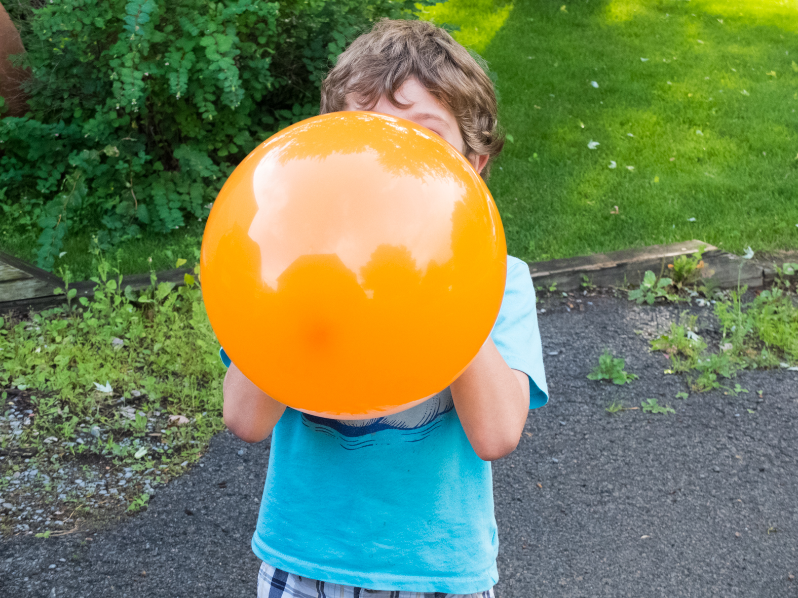 portrait d'efant au ballon orange
