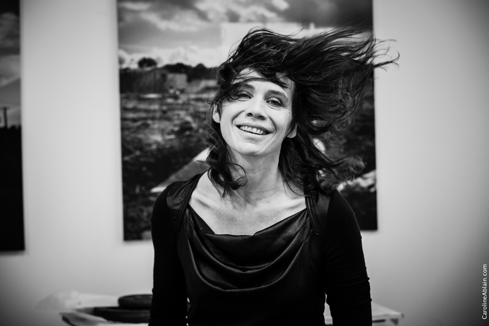 Portrait de Sandrine Roche dans l'atelier de Catherine Duverger par Caroline Ablain Photographe